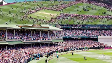 Whole SCG crowd storms the field on David Warners farewell Test