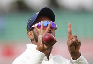 KL Rahul drops Ollie Pope on 186 to put more misery on India