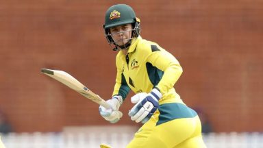 Phoebe Litchfield takes one-handed screamer to dismiss Amanjot Kaur in INDW vs AUSW