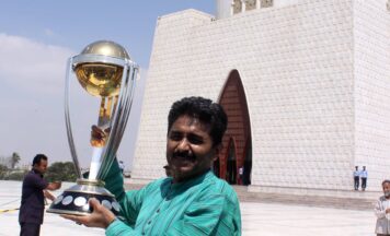 Miandad offers services to PCB chief Mohsin Naqvi