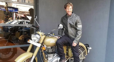 Munna bhaiya! Jonty Rhodes ditches team bus, rides Bullet to Ekana in style