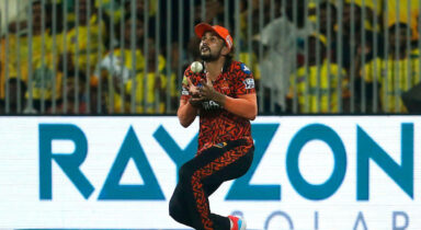 Catch of the season contender! Nitish Reddy claims a stunner to dismiss De Kock in SRH vs LSG clash