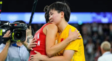 He Bing Jiao honours Carolina Marin with Spanish pin after winning silver at Paris Olympics