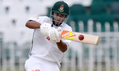 Kohli gifts his bat to Shakib Al Hasan as retirement memento