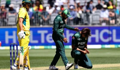 Watch: Dr. Babar Azam helps injured Shaheen Afridi during AUS vs PAK 3rd ODI