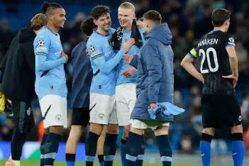 Manchester City stage late comeback to keep Champions League campaign alive