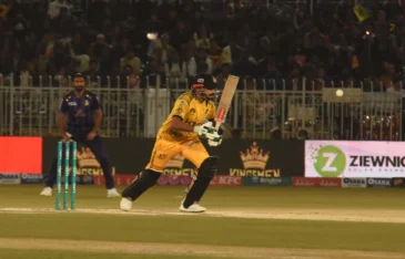 How much did Babar Azam score in Quetta Gladiators vs Peshawar Zalmi?