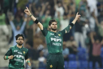 Fakhar Zaman and Shaheen Afridi mock third umpire in tri-series final