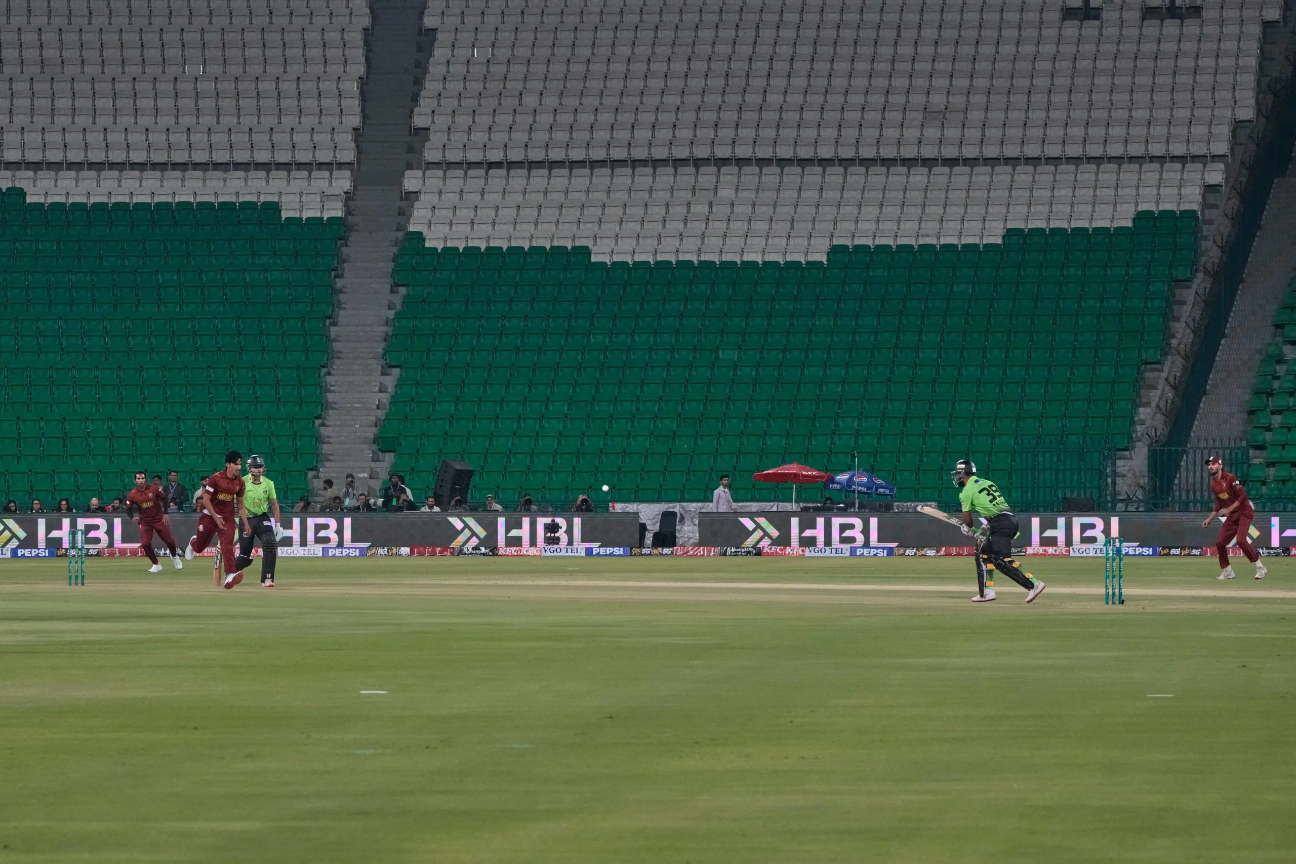 Ball turns pink in PSL 2026 opener, exposes poor jersey quality of Hyderabad Kingsmen