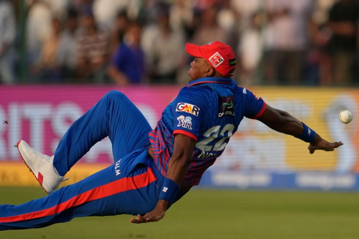 Lungi Ngidi takes nasty bump while attempting catch, leaves field in ambulance